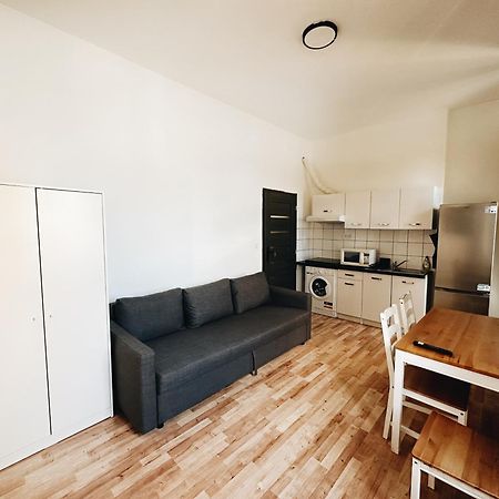 Crimson Charm Apartment Praha Bagian luar foto