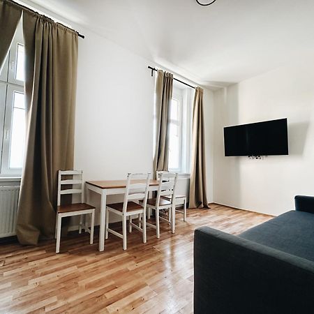 Crimson Charm Apartment Praha Bagian luar foto