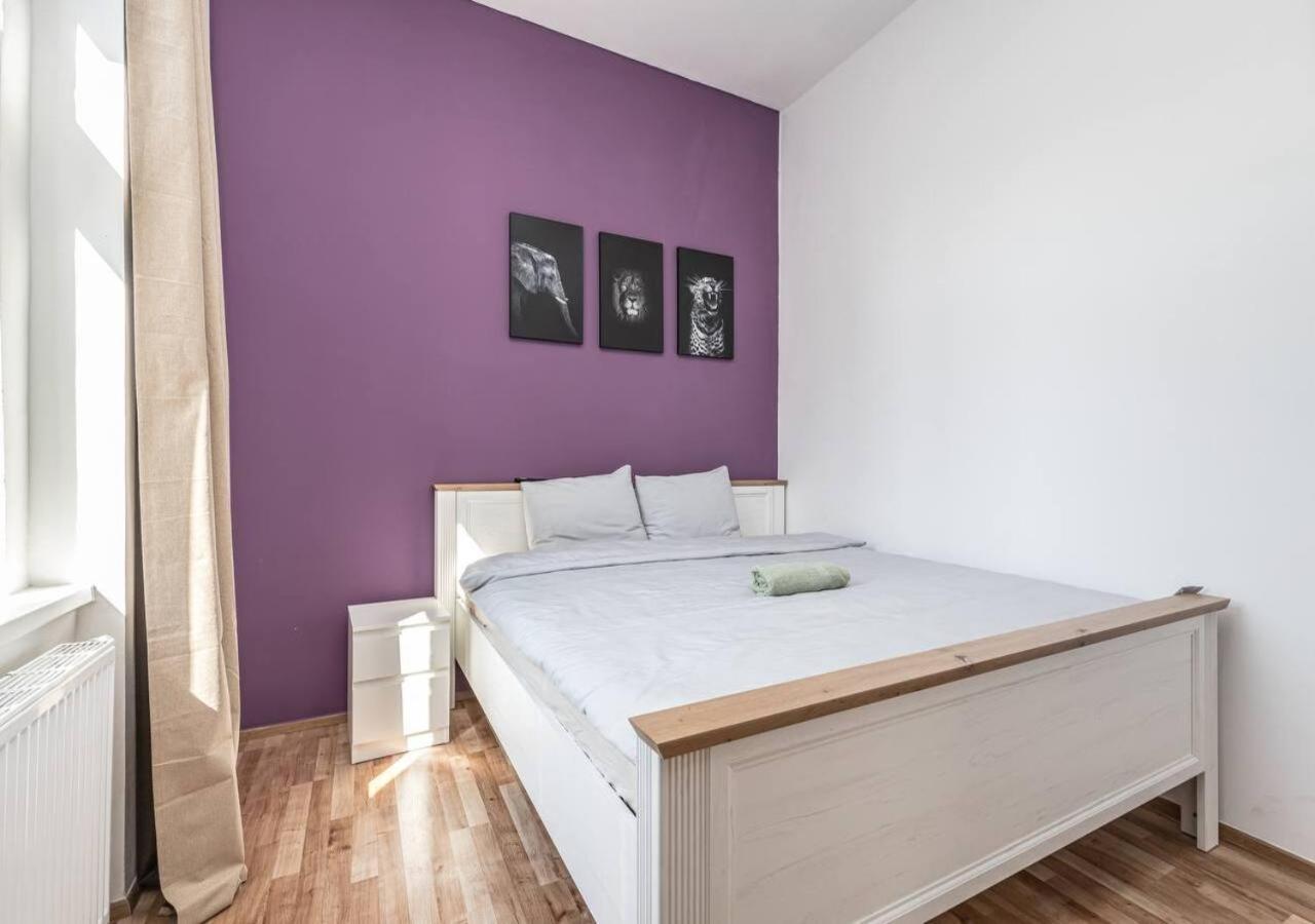 Crimson Charm Apartment Praha Bagian luar foto
