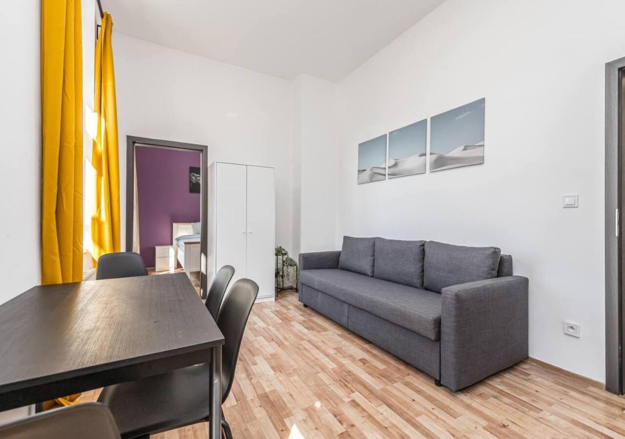 Crimson Charm Apartment Praha Bagian luar foto