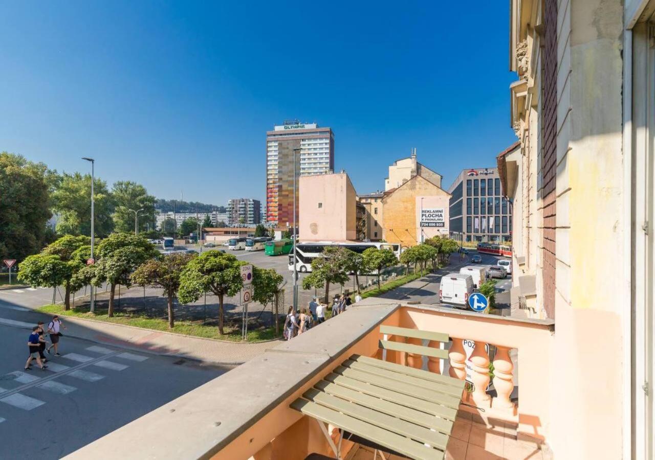 Crimson Charm Apartment Praha Bagian luar foto