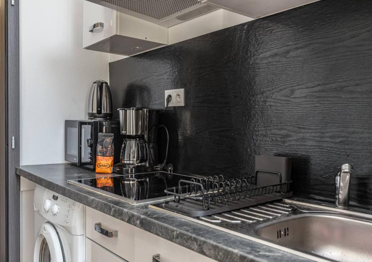 Crimson Charm Apartment Praha Bagian luar foto
