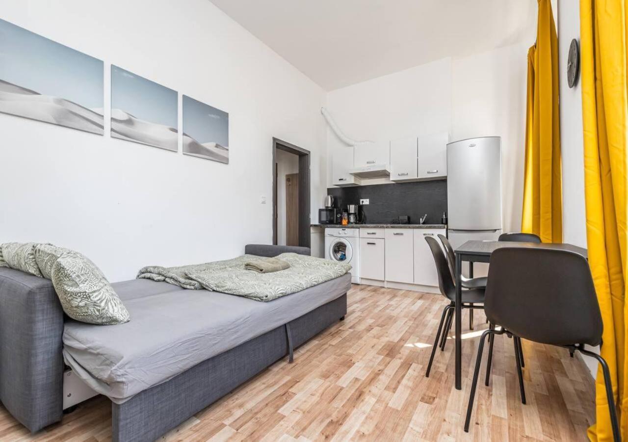 Crimson Charm Apartment Praha Bagian luar foto