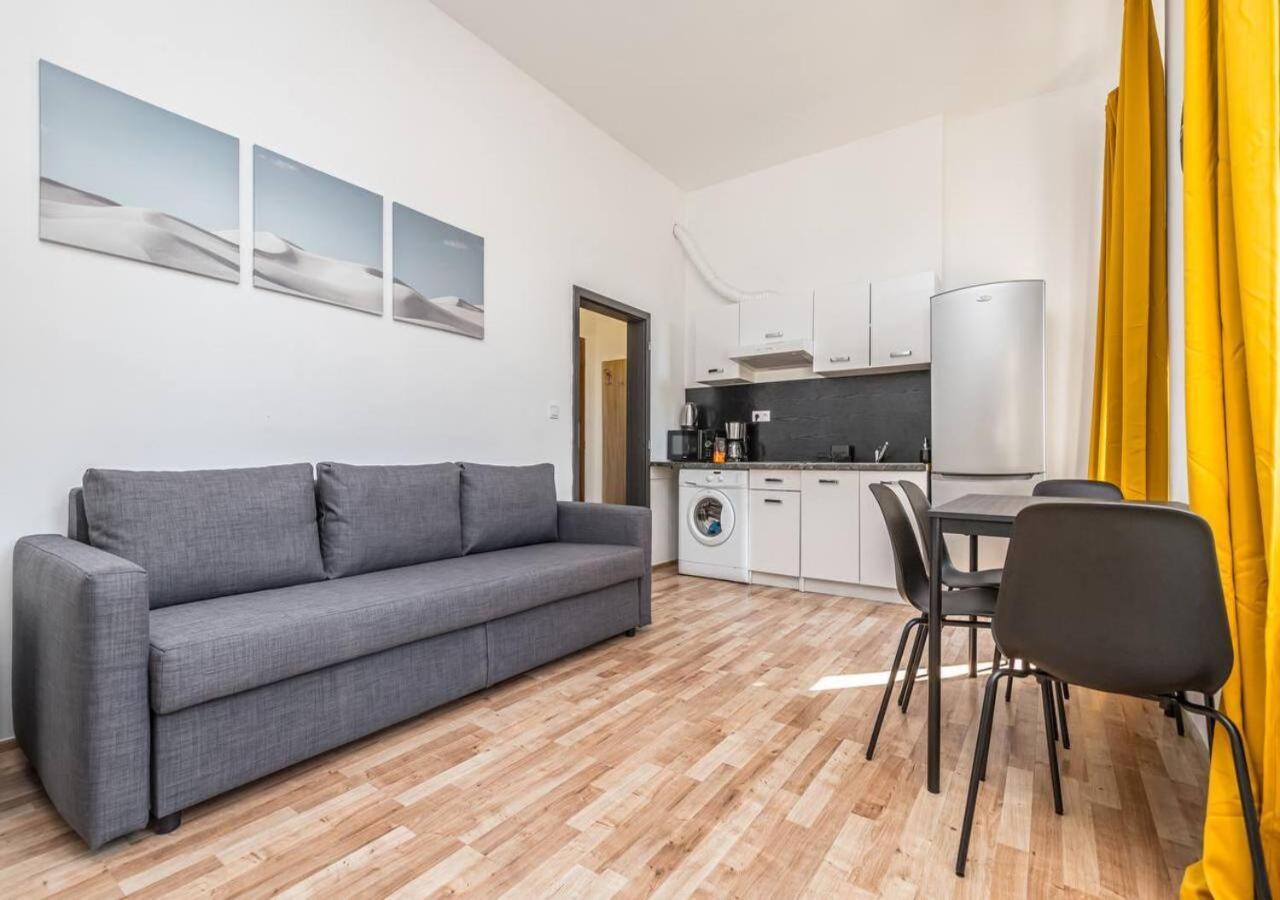 Crimson Charm Apartment Praha Bagian luar foto