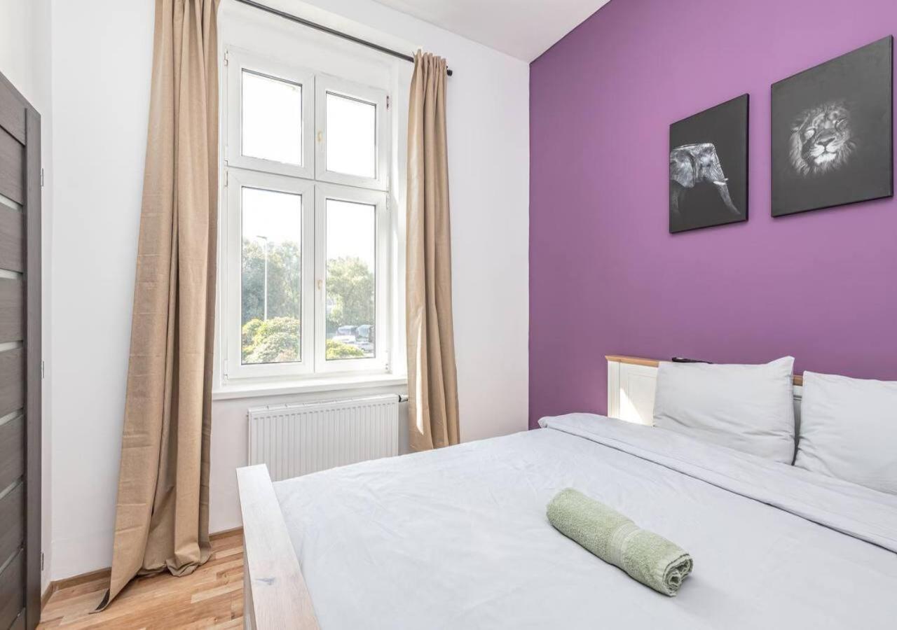 Crimson Charm Apartment Praha Bagian luar foto
