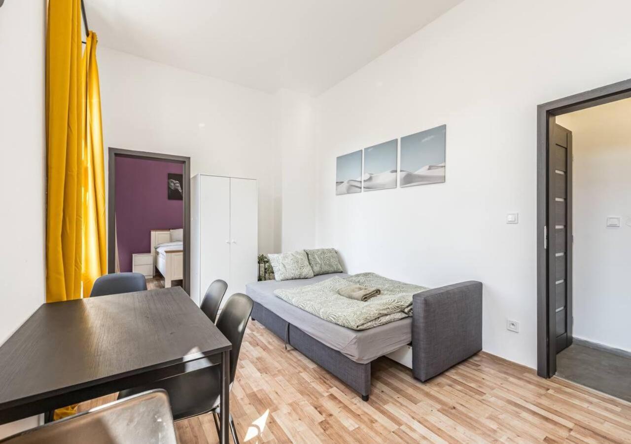 Crimson Charm Apartment Praha Bagian luar foto