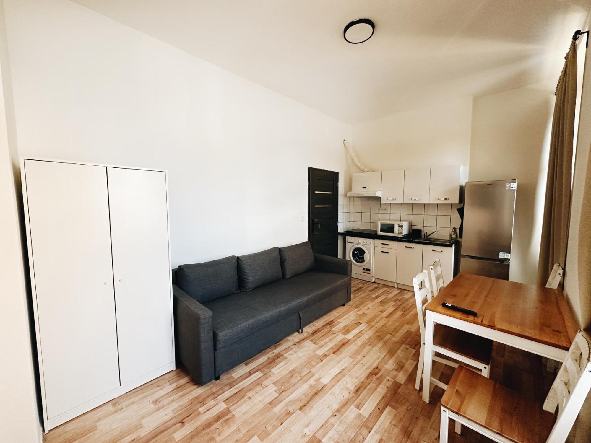 Crimson Charm Apartment Praha Bagian luar foto